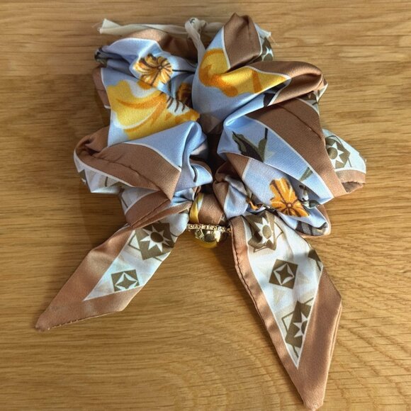 ANTHROPOLOGIE Charmed Hair Scarf Scrunchie, Blue/Yellow/Tan Floral Print - Picture 2 of 9